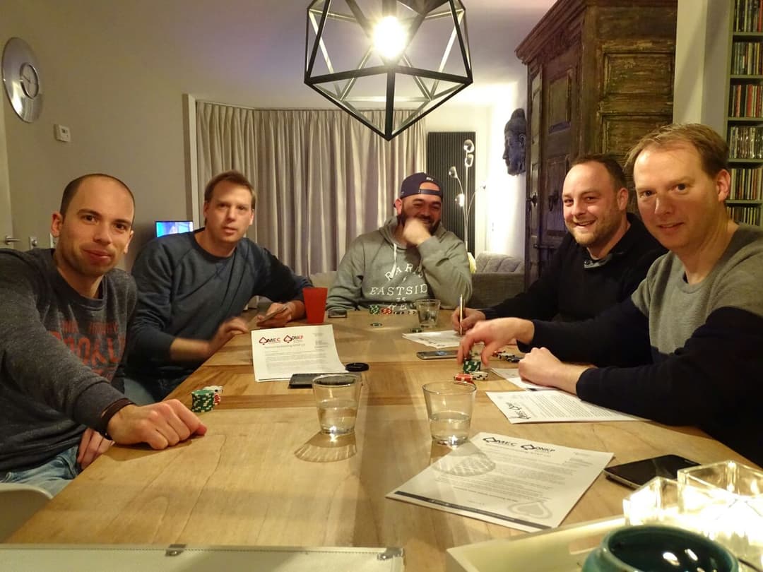 Pokerteams tekenen sponsorcontract.