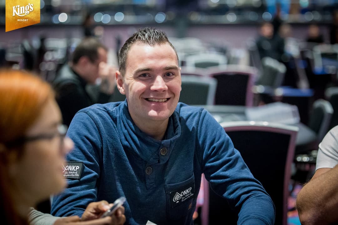 Mathijs door naar dag 2 van het WSOPE Main-Event