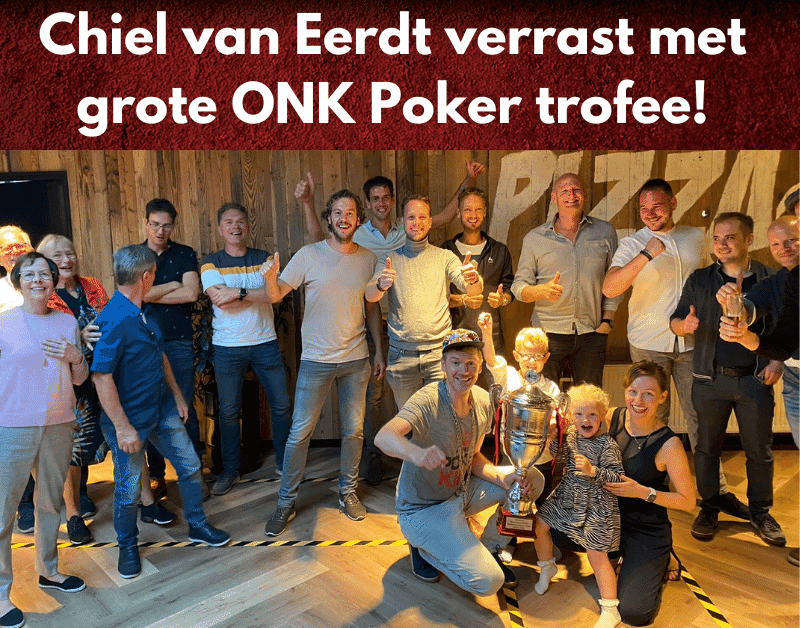 Chiel van Eerdt neemt zijn trofee in ontvangst!