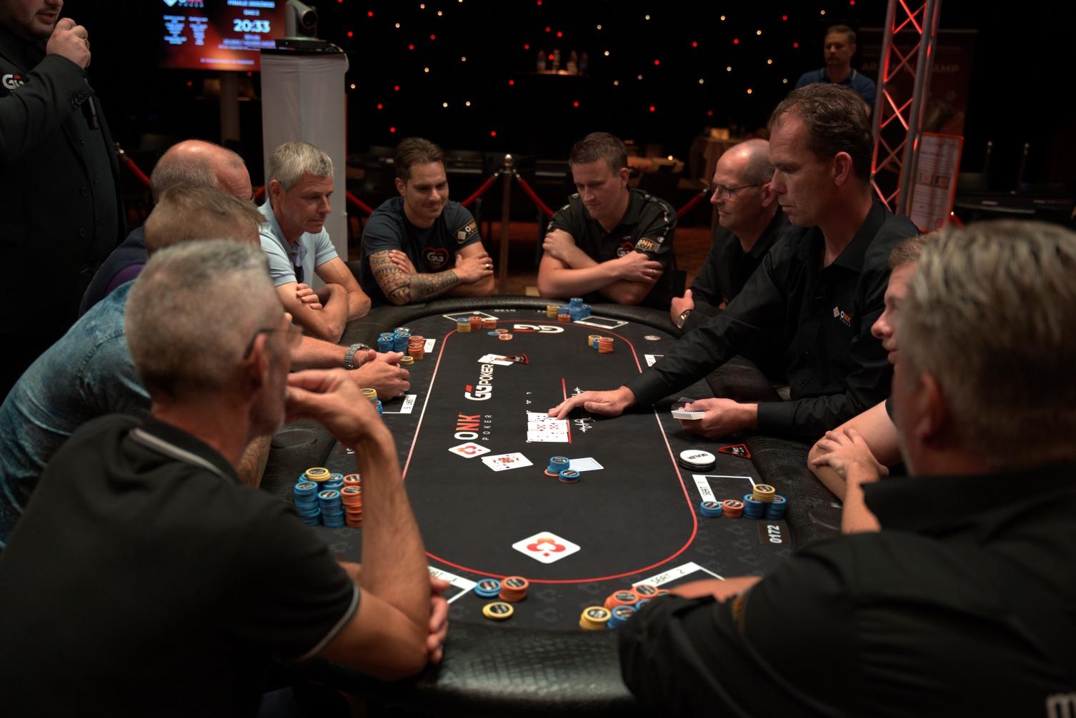 Leer delen als een professionele poker dealer!